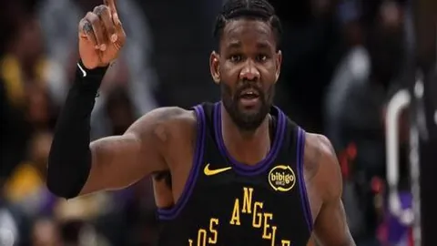 库里独得50+10+8，勇士逆袭灰熊登顶第五！NBA局势跌宕起伏，第五至第八仅一线之隔。