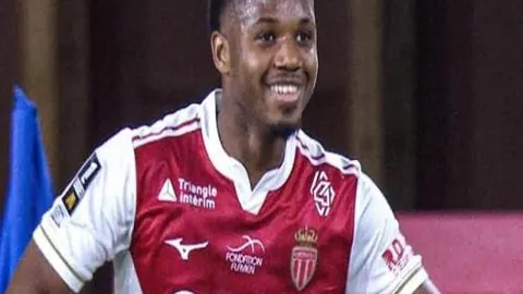 “拜仁友谊赛以14-1大比分击败罗塔赫埃根业余队，轻松夺冠”